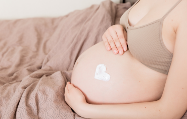 Vergetures et grossesse : une routine naturelle complète